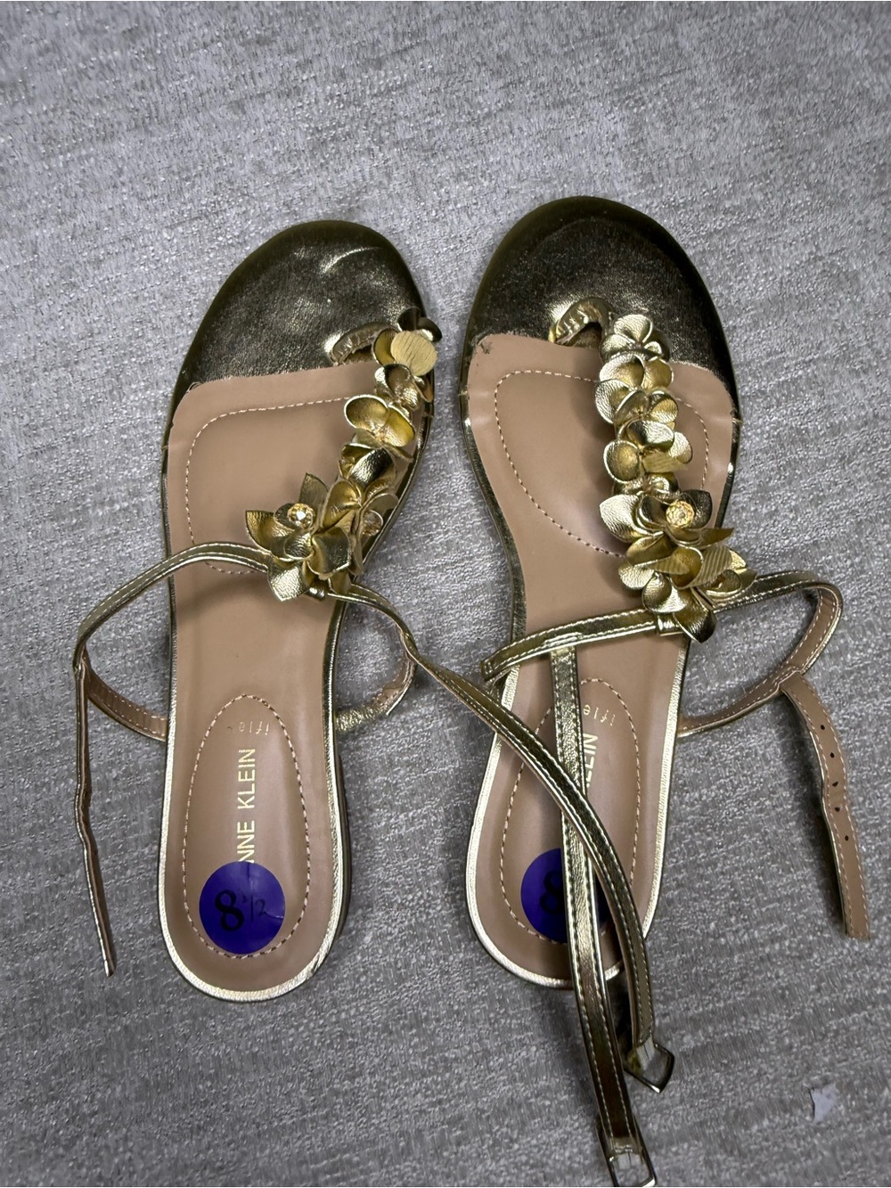 Anne Klein iFlex Flavia Gold Metallic Floral T-Strap Sandals Women’s 8.5M NWOB